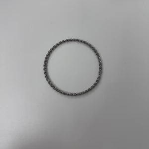 Armband  - Silvrigt armband som inte är justerbart utan är 7cm i diametern! Aldrig använt!!