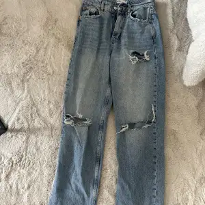 Mycket fina mörkblåa jeans från Gina i storlek 36, knappt använda 💕