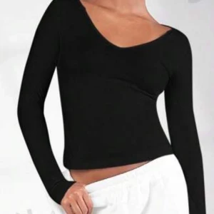 Svart urringad (V) långärmad tröja strl S - Svart, långärmad med v-urringning topp som tyvärr ej passar mig. 