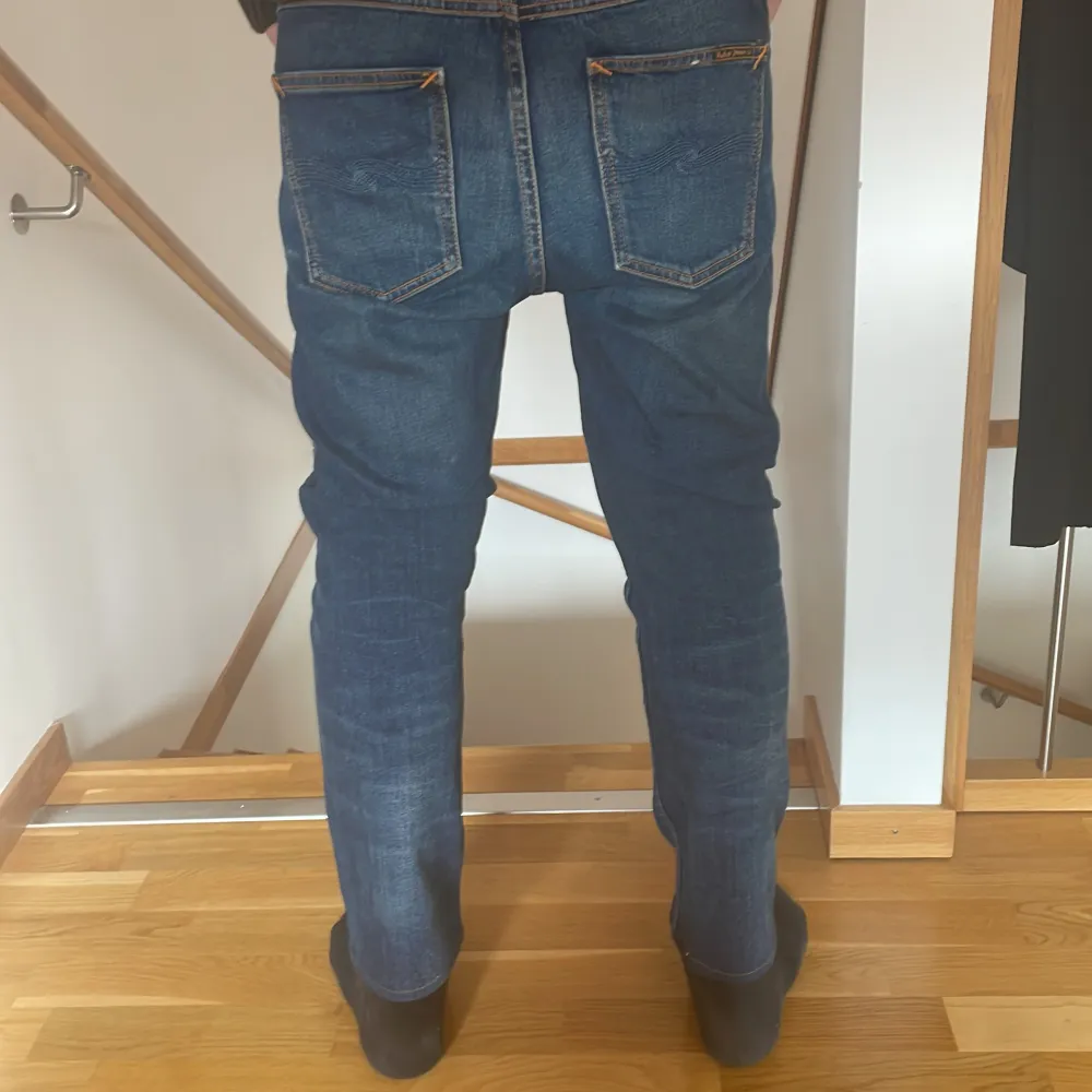 Säljer ett par feta Nudie jeans! Skick 8/10 inga defekter. Storlek 29/32 men är avklippta en del så passar någon som är runt 170. Skriv vid några funderingar eller frågor! . Jeans & Byxor.