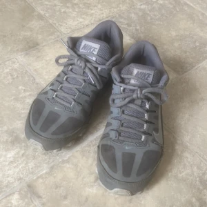 Nike reax 38 - Hej säljer mina skor nu för att de är för små de är storlek 38 på de