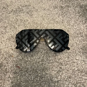 Fendi Solglasögon - ÄKTHET GARANTERAS EJ PÅ DESSA! Fendi solglasögon i nyskick.