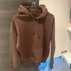 Brun hoodie - Säljer denna då den inte används. Den är sjukt skön och najs att ha på sommarkvällar :)) 