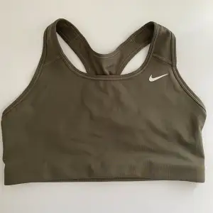 Nike sport-bh i nyskick, endast använd en gång! Säljer pga fel storlek. Kunde inte hitta samma modell eftersom den är köpt i butik men det är samma färg som på sista bilden! ❤️