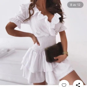 Vit klänning🌸 - Köpte klänningen för studenten men hittade ett annat alternativ och säljer därför klänningen💕. Den är oanvänd och i 10/10 skick och superfin till både student och midsommar🩷.Köpte den i XS men eftersom tyget är stretshigt funkar den till S💫.