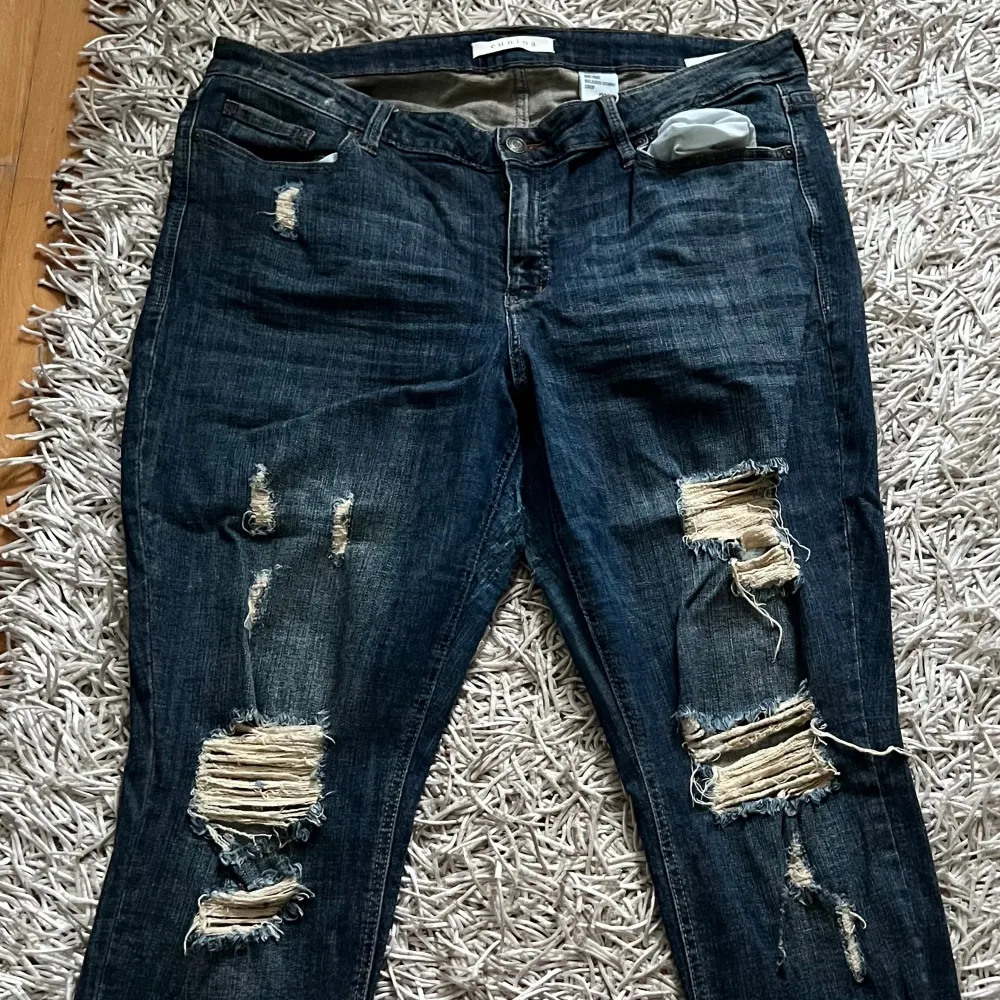 Säljer nu mina ripped jeans som är använda få gånger! De är storlek 2x (46 ca)x De tvättas och stryks innan de skickas!. Jeans & Byxor.