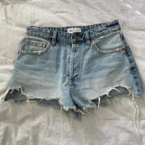 Säljer nu mina Zara jeans short då dom har blivit för små, dom är i storlek 34. Dom är i ny skick då jag endast han andvända dem en gång. Hör av er om ni har några funderingar!