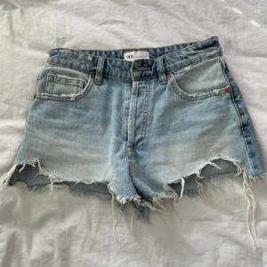 Jeansshorts - Säljer nu mina Zara jeans short då dom har blivit för små, dom är i storlek 34. Dom är i ny skick då jag endast han andvända dem en gång. Hör av er om ni har några funderingar!