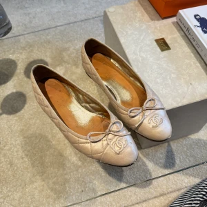 Chanel ballerina - Mina favorit skor som tyvärr är försmå🥹 köpta vintage i Köpenhamn. Pris kan diskuteras🥰