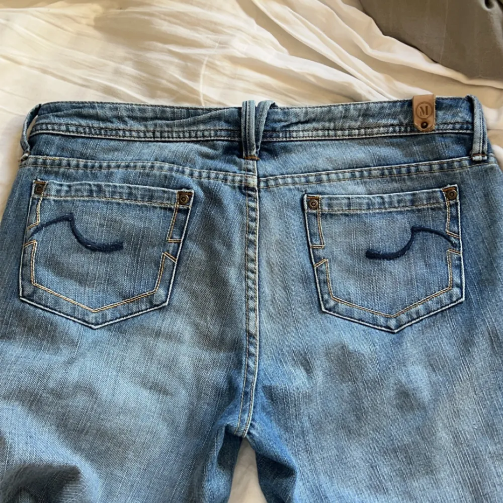 Jeans med hål i bra skick, säljer vidare då de inte passade💞 första bilden är lånad ifrån hon jag köpte de utav. De är i storlek 42 men sitter mindre än det😁. Jeans & Byxor.