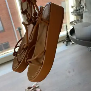 Säljer ett par jättefina platå sandaler från flattered. Perfekt till sommaren! Orginalpris 1900 köpta 2023, används fåtal gånger inomhus.