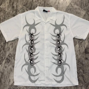 Kortärmad skjorta  - Säljer denna  kortärmad skjorta med snygga detaljer, köpte från second butik, bra kondition och har aldrig använt den för passar mig jätte stor. Riktigt snygg inför sommaren. DM för mer bilder