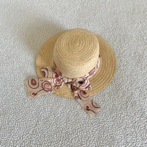 Vintage liten solhatt med rosett - Solhatt köpt i second hand butik, lite smink på insidan av tyget runt hatten men inget som stör användningen.