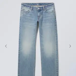 Lågmidjade jeans från weekday modellen arrow. Inte den blåa nyans som det är på de 2 första bilderna. Använt fåtal gånger så i fint skick!💕 Passar bra för mig som är 168! Kom privat för fler bilder💕