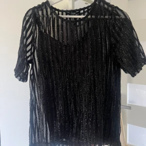 Top från Veromoda✨🖤 - En topp som används 1 gång till nyår. Har ett linne under som är separat från själva ”T-shirten”. Går att ha en fin spets bh under!🖤