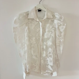 Vit blommig skjorta  - See through skjorta med vita broderingar och puffärmar 🌸 