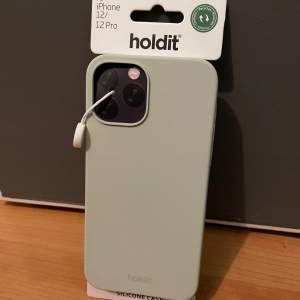 Ett mobilskal från Holdit som aldrig är använt. Färgen på skalet är White Moss och passar iPhone 12/12 Pro.