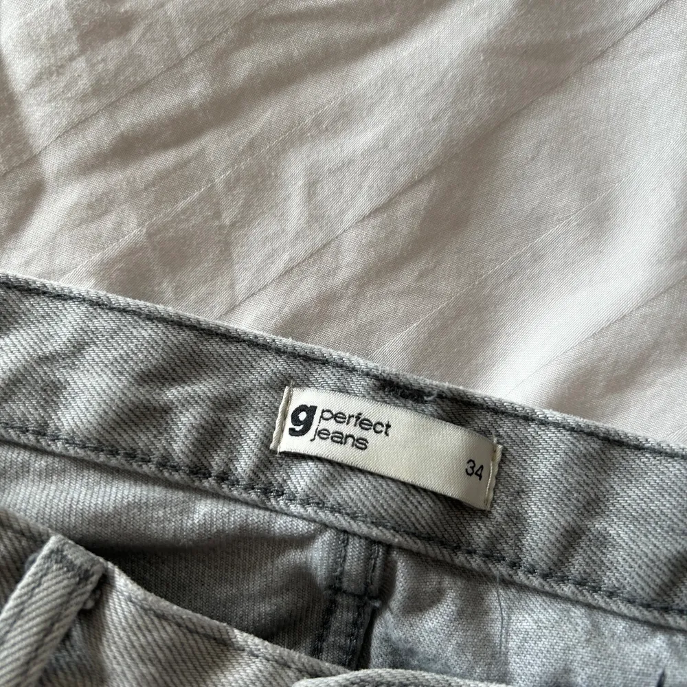 Säljer dessa snygga low waist straight jeans från Gina, endast använda ett fåtal gånger och är i väldigt fint och bra skick💞 Hör gärna av er innan ni väljer köp via Plick!. Jeans & Byxor.