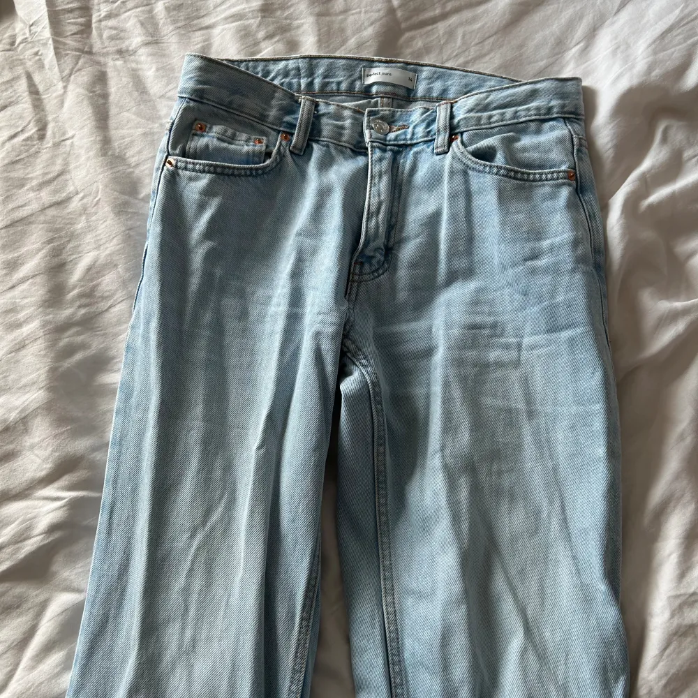 Säljer dessa snygga low waist straight jeans från Gina, använd endast ett fåtal gånger och är i väldigt fint skick💞 Hör gärna av er innan ni väljer köp via Plick!. Jeans & Byxor.