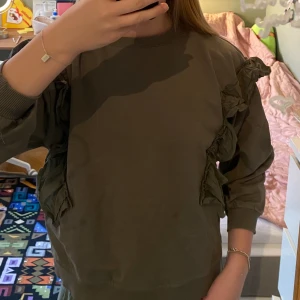 Grön ginatricot tröja  - En oliv grön gina tröja i storlek 158/164, som jag säljer för att den inte längre passar i storlek💖