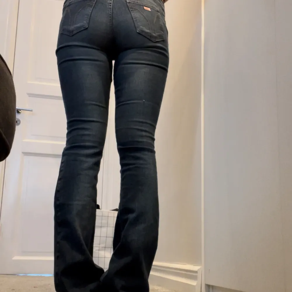 Super snygga och bekväma jeans förmån miss sixty!! Dom är i toppenskick💕  Mått: Midja: rakt över-34cm, runtomkring-75cm  Innerbenslängden: 88cm Hela byxan: 110cm Grenen: 24cm 🫰🫰. Jeans & Byxor.
