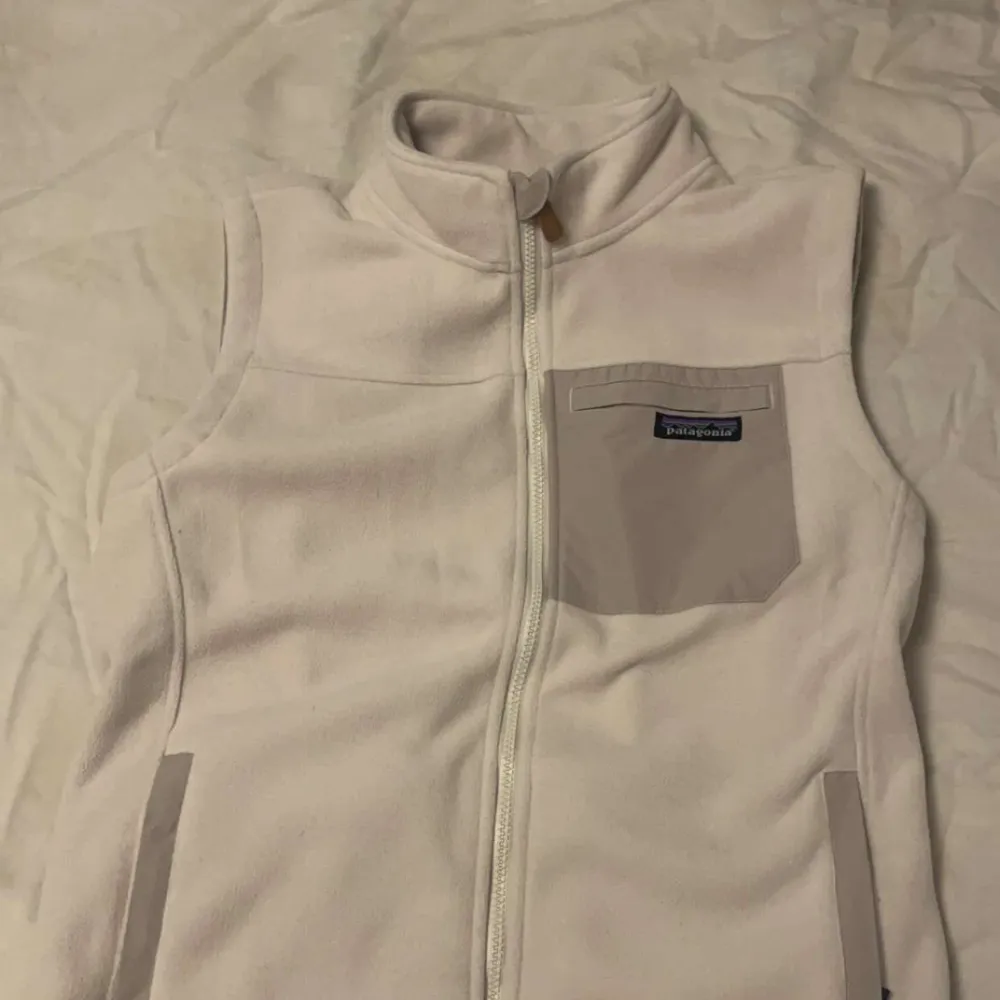 En helt ny stilren patagonia fleece väst i färgen beige, storlek S men passar både S och M. Västen är oanvänd pga att den inte passa. Skicka meddelande för fler frågor.. Tröjor & Koftor.