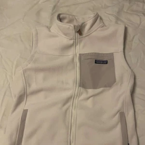 Patagonia fleece väst - En helt ny stilren patagonia fleece väst i färgen beige, storlek S men passar både S och M. Västen är oanvänd pga att den inte passa. Skicka meddelande för fler frågor.