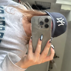 Newera keps svart - Fint skick!💗 sälj pga ingen användning, pris går o diskutera 💗storlek är Justerbart