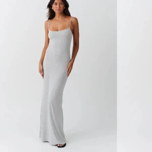 Klänning  - Helt ny köpt, tyckte inte om hur den passade på mig därför säljer jag den. Passar xs/s❤️ Möts endast 