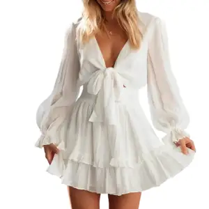 En jättefin sommar / student klänning med prislappen kvar och enbart testad en gång🤍 Säljer den då den tyvärr var för stor på mig 🩷 Storlek S 