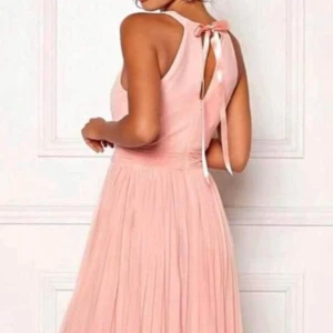 Jättefin balklänning  - En jättefin hellång balklänning. Använd en gång på balen i 9:an, inga fläckar eller liknande. Skulle tippa på att den är i storlek xs. Passade mig perfekt som är 164 cm och väger runt 58 kg, skulle passa någon som är lite mindre än mig😍