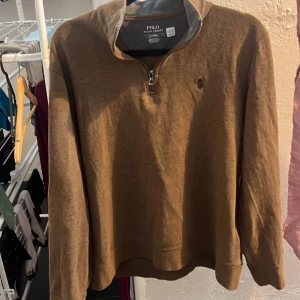 Polo Ralph lauren double knit brun äkta  - Storlek M mycket bra skick det är bara att fråga om mer bilder om man är intresserad,har även en video då jag skannar qr koden på tröjan kan även skicka den, priset går att diskuteras vid snabb affär,