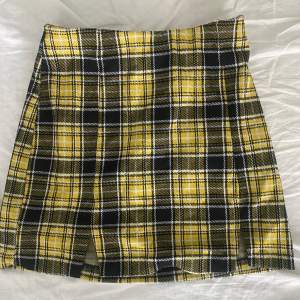 En gul/svart rutig kjol från hm som inte passar mig längre