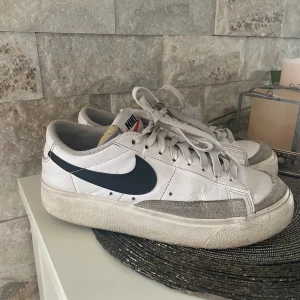 Nike skor - Jätte snygga Nike skor som inte längre kommer till användning. Helt äkta, använt några gånger. Har lite syn på användning, lite smuts på snöret men går att tvätta bort. Storlek: 38,5 Nypris: 1300kr Säljer för: 800kr