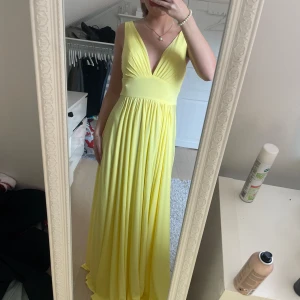 Balklänning  - Säljer nu denna jättefina gula/ljusgula balklänningen som jag köpte förra året till min bal men jag valde en annan klänning och glömde skicka tillbaka denna, klänningen är alltså helt oanvänd med lappen kvar! ❤️ skriv för fler bilder 