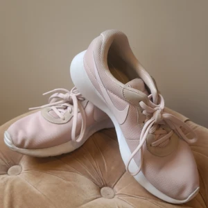Rosa nike - Rosa nike skor. Endast använda ett fåtal gånger inomhus då de köptes online men är för stora för mig. Strl 39, US 8