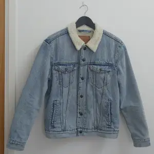 En jeans jacka från Levis.  Inga defekter eller missfärgningar  I storlek M Nypris 1600 kr