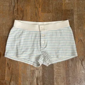 Oanvända och otestade boxer shorts från Brandy Melville. Jätte mjuka sov shorts! Säljer pågrund av att jag råka köpa 2 par. Skriv för intresse 💕