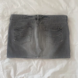 grå jeanskjol  - lågmidjad jeanskjol i fint skick! midjemått är 39 cm rakt över 