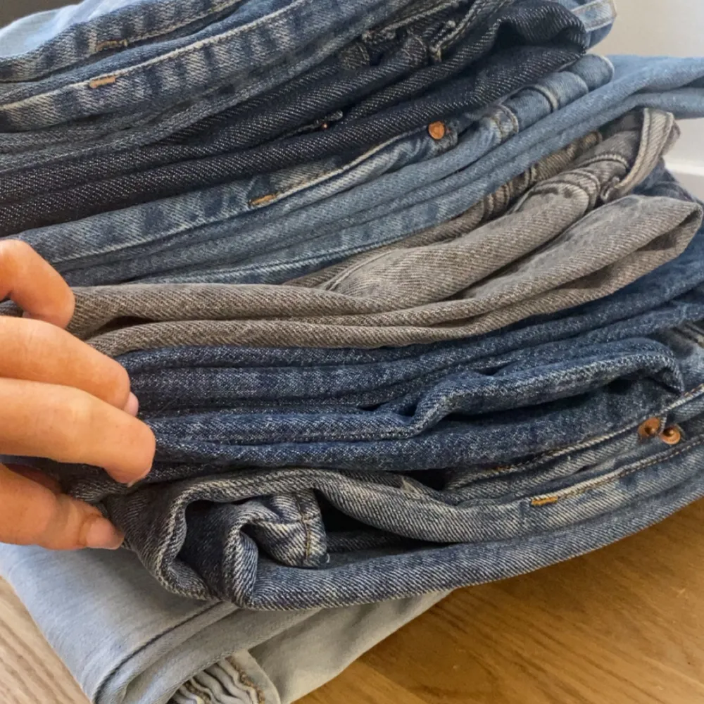 6 par jeans som passar alla runt XS/S/M. 4 low waist ett par snittade, arrow, straight o eyt par vida. 2 mid waist (båda utsvängda) från bland annat weekday, denim never, for all man kind 7 roxy.. osv . Jeans & Byxor.