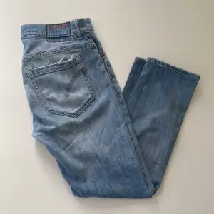 Säljer ett par Dondup George jeans i färgen ljusblå med slitningar. Storlek 32 och är skick 8/10, fel fria. Vid frågor och funderingar är det bara att kontakta, Mvh Elephant Closet!