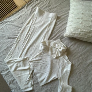 A-DESIGN SET - Super fint set från A-design från Alice Stenlöfs märke. Sytt upp kjolen lite då det vart för långt nu passar det perfekt för dig som är 1,56-160. Ser väldigt nytt ut