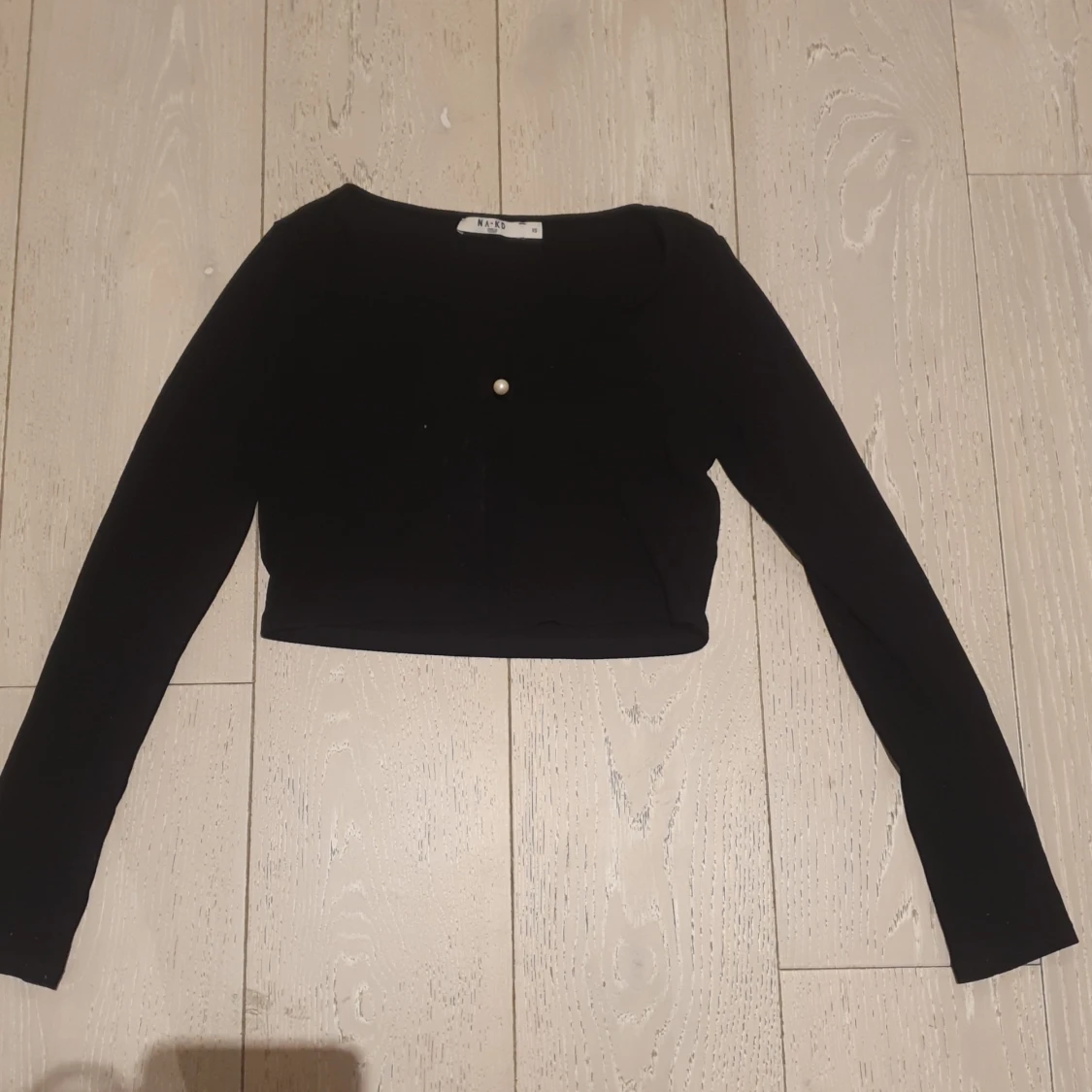 En svart tunn kofta från NA-KD.