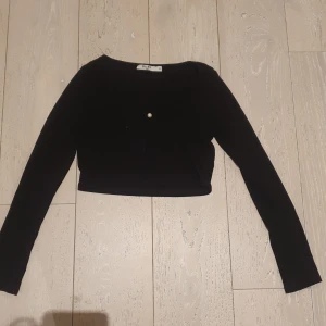 En svart tunn kofta från NA-KD. - Storlek XS.
