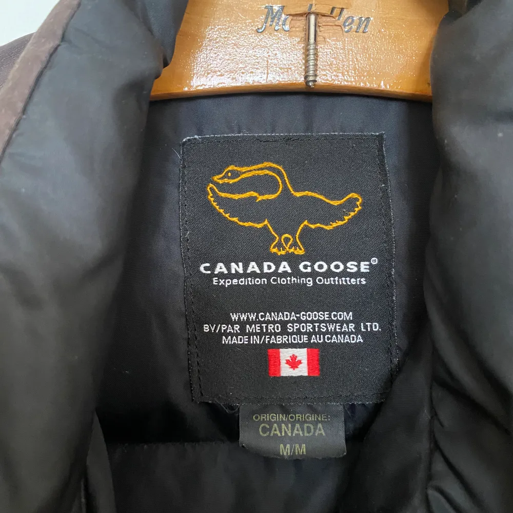 Vintage Canada Goose väst  Trendig väst som är mycket snygg till vår och sommaren.  Snygg brun färg.  Kostar runt 1000 second hand så lägger mig ett långt under de priset då jag vill få den såld :) . Jackor.