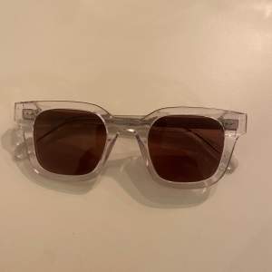 Säljer Chimis 04 solglasögon med uppgraderade Transitionsglas från ljust till mörkare. Ordinarie pris 1200 kr, mitt pris 449 kr. Pris diskuteras gärna. Perfekt för den som vill ha stil och funktion till ett väldigt bra pris!