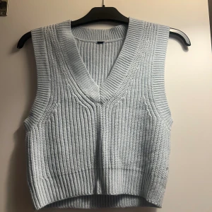 Väst - Säljer denna oanvända väst man tex kan ha över en blus/skjorta.  Aldrig använd och är i nyskick, också vädligt fin färg nu till våren/sommaren 🙌🏼☀️🦋💙