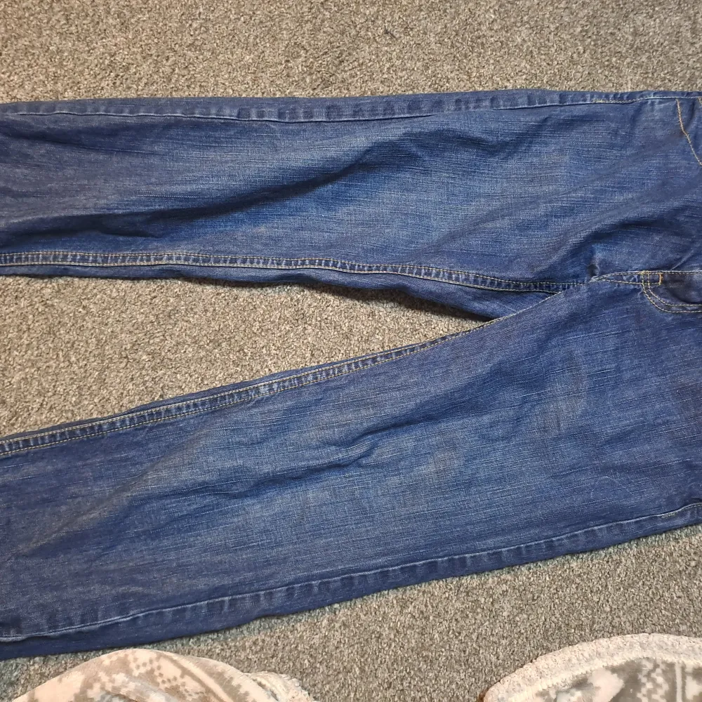 Snygga jeans med tryck! Är väldig snygga men lite för små för mig. Måtten är: midjan:39cm Insim:66 längd:87cm. Jeans & Byxor.