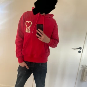 Ami Paris hoodie - I säljer denna feta Ami Paris hoodie, eftersom jag ej andvänder I  I Den är i storlek M men passar S I