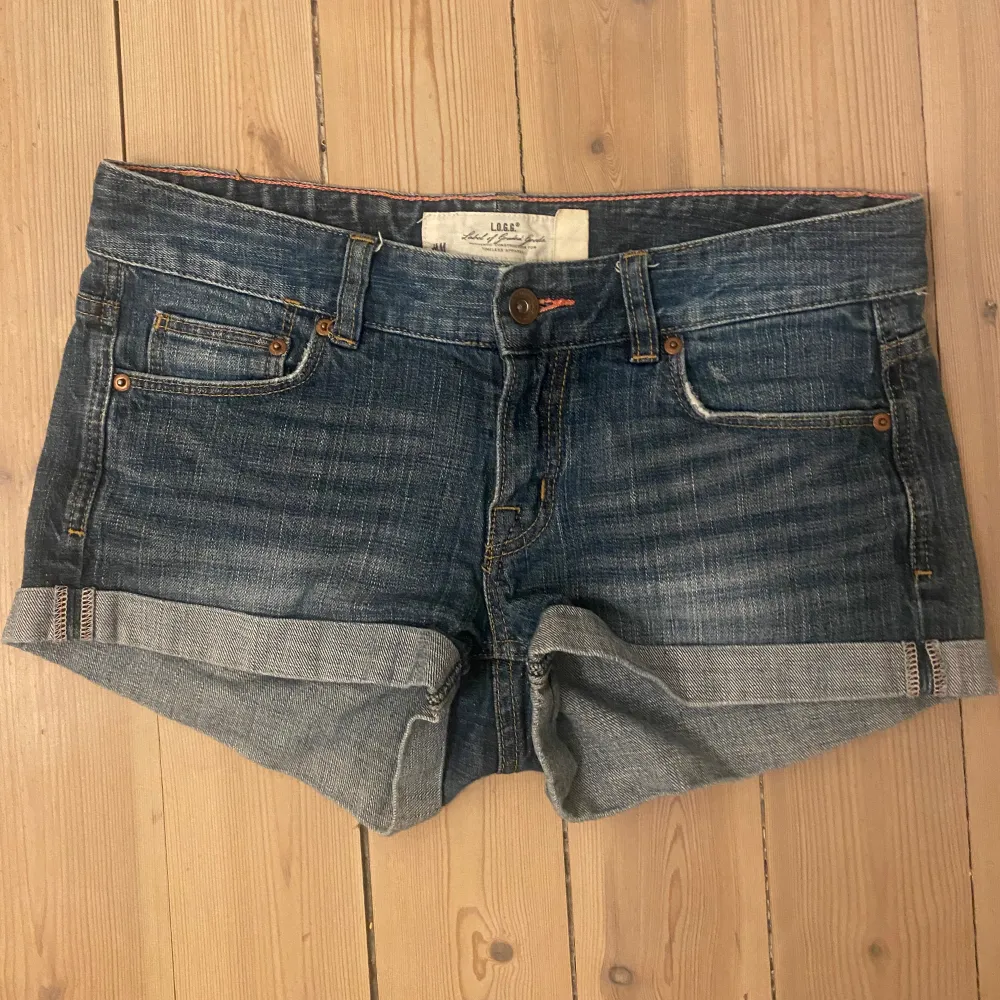 Supersnygga jeansshorts perfekta till sommaren, säljer pga har ett par andra liknande 💗 midjemått: 40 rakt över ❤️ . Shorts.